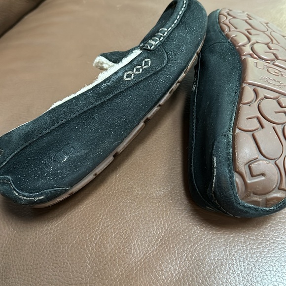 Used black UGG slippers, size 6 - Picture 7 of 8